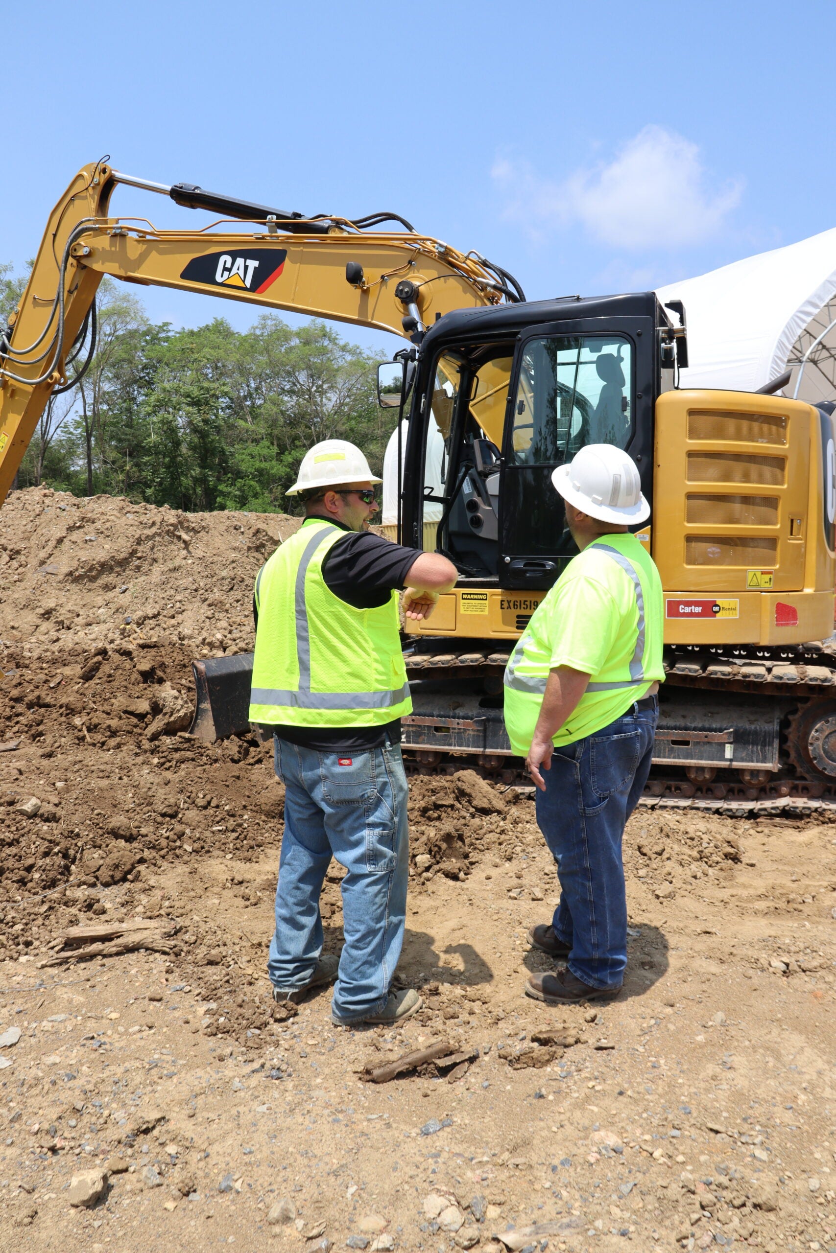 photo of equipment and students/instructor at heavy equipment operator class