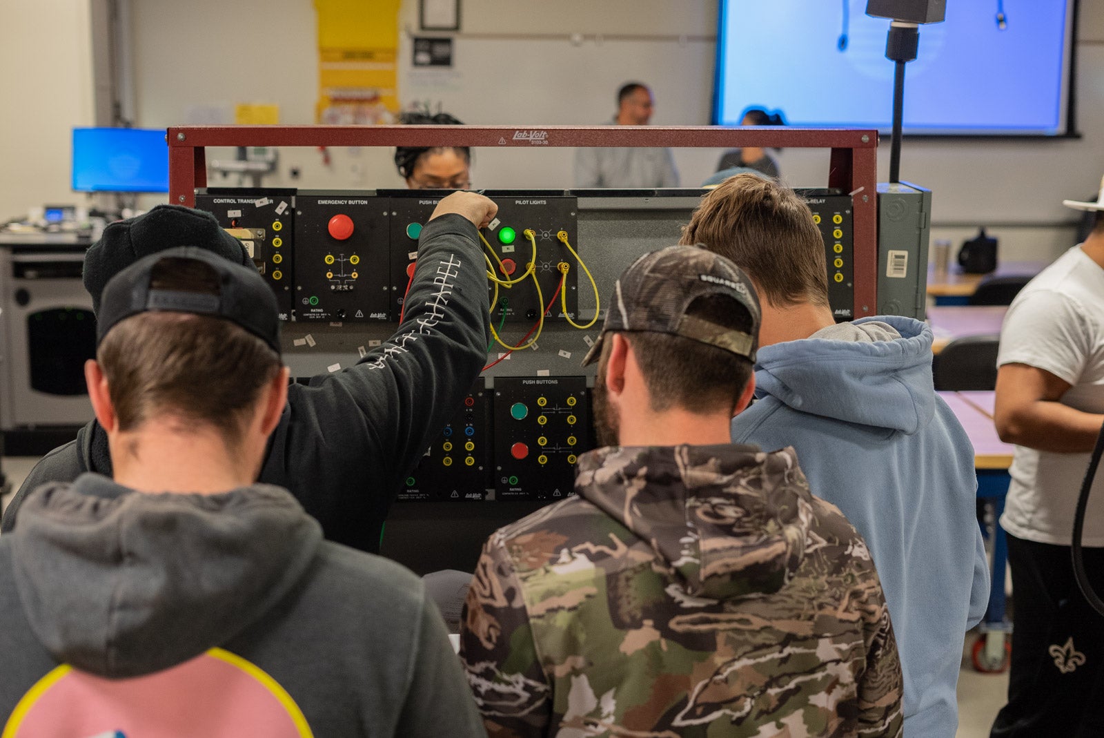 students in manufacturing lab